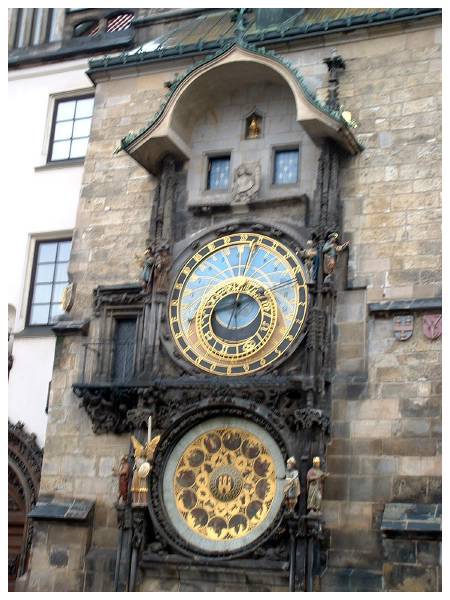 Det astronomiska uret vid Stora torget, gamla stan. Varje hel timme skockas folk hr fr att se sm rrliga gubbar nr klockan slr.