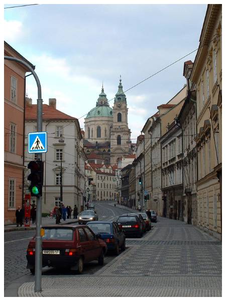 Typiskt gata i Prag. Trng, kurvig. 