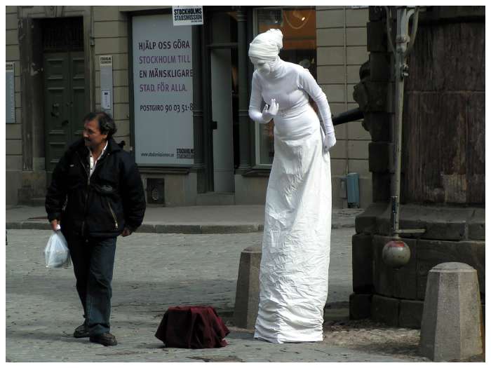 En vit dam p Stortorget.