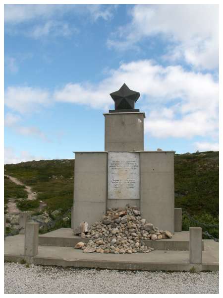 P vg hem. Minnesmrke ver de Jugoslaviska fngar som under kriget byggde jrnvg genom norra Norge. Det fanns ett ryskt minnesmrke ocks.