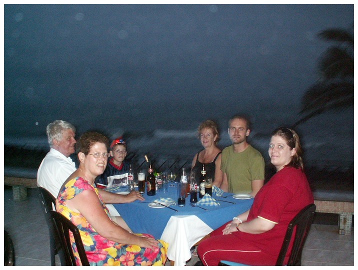 Middag p hotellet i Elmina. Fr v: Farsan, Annabelle, Annabelles 12-rige son Jaap, Farsans fru Pimps, jag, min halvsyrra Merel.