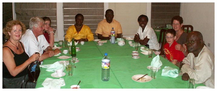 Middag p kinarestaurang med Kumasis borgmstare (kortsidan t v). Vilken ra. Han bredvid heter Kofi och r borgmstare i den mindre staden Kadjebi i vilken vi kommer att spendera det mesta av tiden.