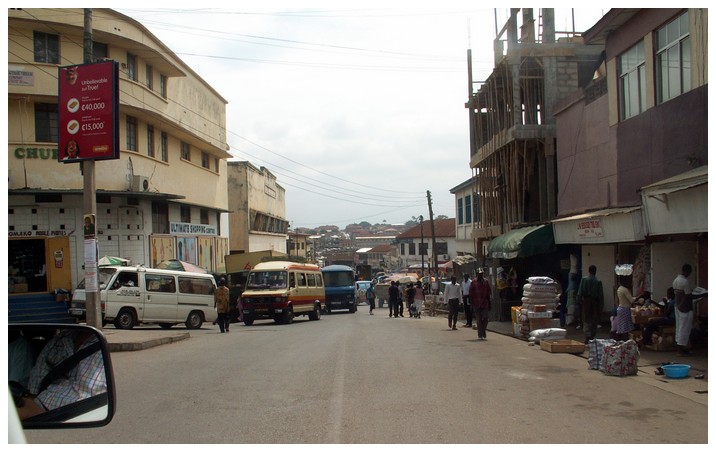 Upptagen gata i Kumasi.