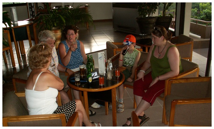 Drinkpaus på hotellet i Akosombo. Här talas det holländska runt bordet och jag utesluts därmed ur gemenskapen. :-/