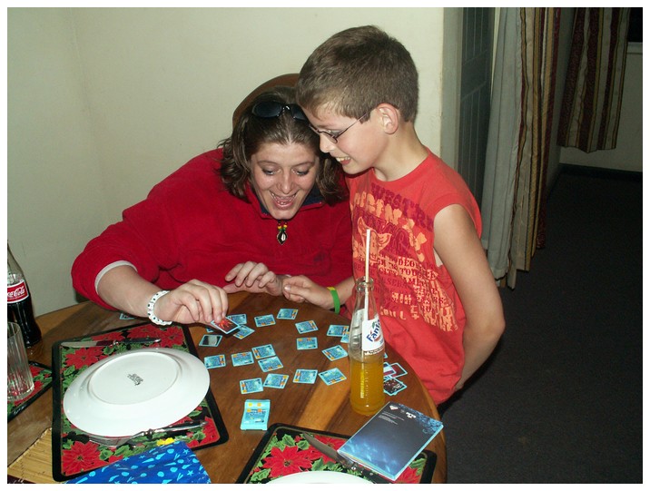 Merel och Jaap spelar memory.